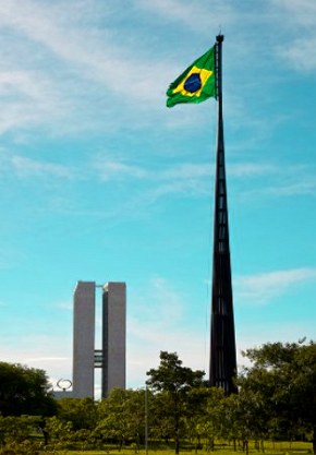 Bandeira do Brasil hasteada num mastro grande