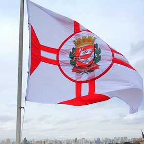 Foto da bandeira da cidade de S&atilde;o Paulo hasteada