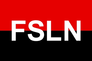 Bandeira vermelha na parte superior e preta na inferior. No meio, em branco, estão as letras FSLN
