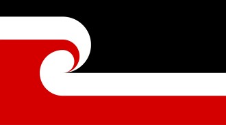 Imagem da bandeiro do povo maori nas cores preta, branca e vermelha. A parte branca &eacute; uma esp&eacute;cie de onda estilizada.