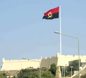 Bandeira de Angola hasteada na Fortaleza de S&atilde;o Miguel