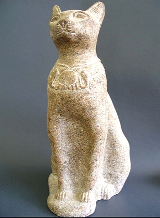 Est&aacute;tua da deusa Bastet sendo representada por um gato