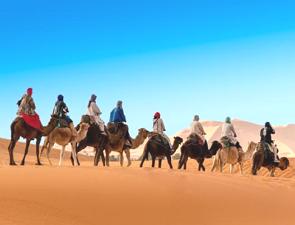 Caravana de berberes do norte da África passando pelo deserto