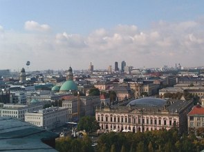 Foto de uma regi&atilde;o da cidade de Berlim com pr&eacute;dios baixos