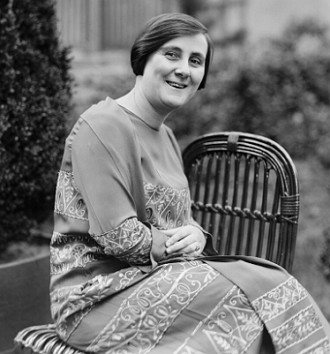 Foto da bi&oacute;loga brasileira Bertha Lutz sorrindo e sentada numa cadeira.