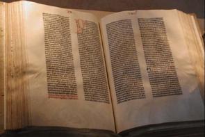 Foto da B&iacute;blia de Gutenberg aberta
