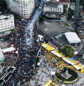 Foto aérea de blocos carnavalescos de rua