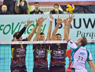Tr&ecirc;s jogadores fazendo um bloqueio num jogo de voleibol