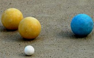 Foto mostrando duas bolas amarelas e uma azul de bocha e uma bola pequena branca (bolim).