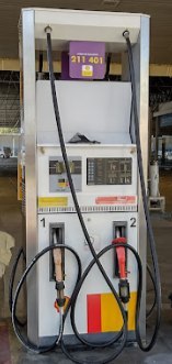 Foto de uma bomba de combust&iacute;veis num posto de gasolina