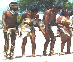 Bosquimanos participando de uma dan&ccedil;a