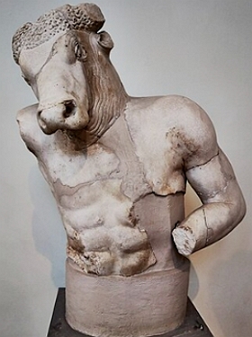 Busto do monotauro, corpo humano e cabe&ccedil;a de touro