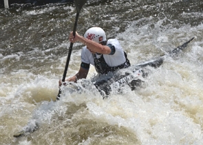 Esportista de canoagem num rio