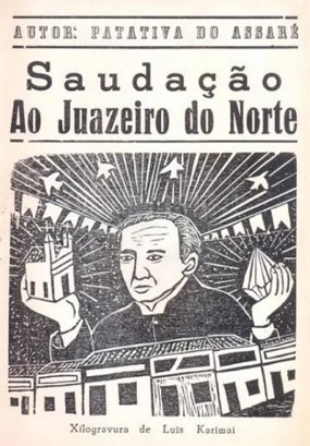 Imagem em preto e branco mostrando umas casas pequenas e um homem grande segurando uma igreja e um bal&atilde;o