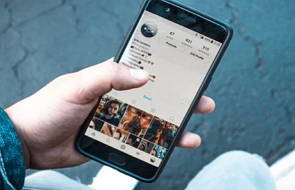M&atilde;o de uma pessoa sugurando um smartphone