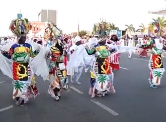 Foto de pessoas fantasiadas no carnaval de Angola