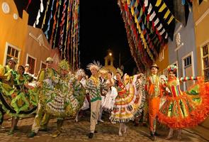 Carnaval de rua com pessoas fantasiadas