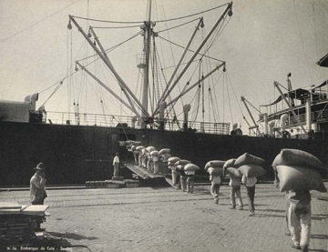 Foto antiga mostrando carregamento de caf&eacute; no porto de Santos
