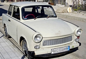 Foto de um carro Trabant da Alemanha Oriental