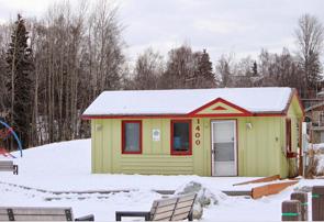 Casa no Alasca com telhado coberto por neve