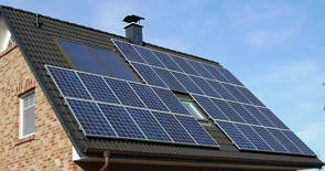 Casa com sistema de energia solar no telhado, placas fotovoltaicas