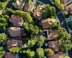 Imagem &aacute;rea de uma regi&atilde;o com casas e &aacute;rvores plantadas