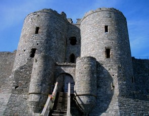 Castelo medieval de pedra com duas torres