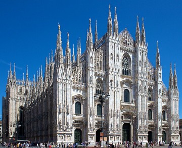 Foto de uma grande catedral com v&aacute;rias torres pontudas