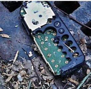 Telefone celular quebrado descartado na rua