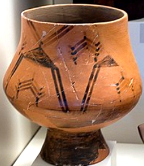 Foto de um vaso de cer&acirc;mica do per&iacute;odo neol&iacute;tico
