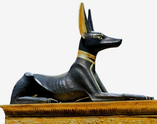 Foto de uma est&aacute;tua de um chacal representando o deus An&uacute;bis