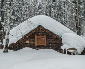 Chalé na Sibéria coberto de neve