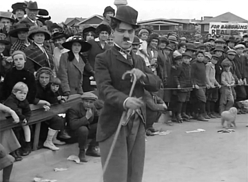Chaplin como Carlitos no filme Corrida de autom&oacute;veis para meninos