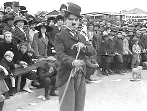 Chaplin como Carlitos no filme Corrida de automóveis para meninos