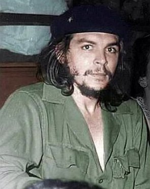 Foto de um homem branco de bigode e barba, usando uma boina preta e um uniforme militar