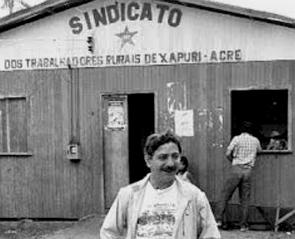 Foto de Chico Mendeus em frente ao Sindicado dos Trabalhadores Rurais de Xapuri, Acre