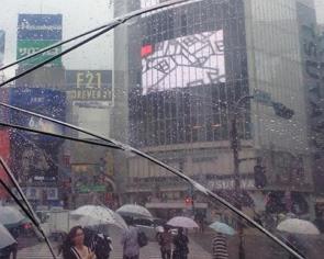 Chuva em T&oacute;quio e pessoas de guarda-chuva