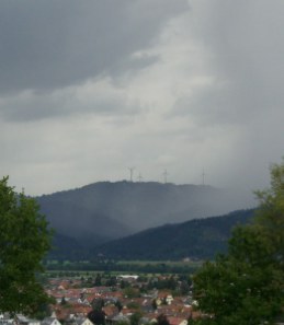Foto mostrando chuvas numa região montanhosa