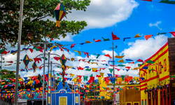 Foto de uma cidade decorada para a Festa Junina