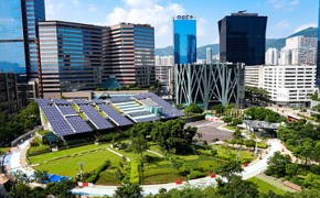 Foto mostrando uma cidade sustentável com uso de energia solar