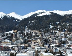 Cidade de Davos na Suíça durante o inverno