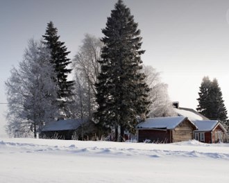 Casas localizadas numa regi&atilde;o de clima frio na Europa do Norte. H&aacute; muita neve.
