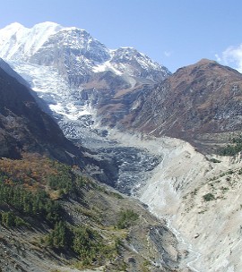 Foto das montanhas elevadas do Himalaia com presen&ccedil;a de gelo