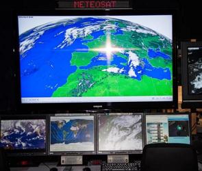 Sala com computadores de análise de Climatologia