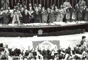 Foto do dia da promulgação da Constituição de 1988