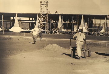 Foto mostrando a constru&ccedil;&atilde;o do Pal&aacute;cio do Planalto em Bras&iacute;lia