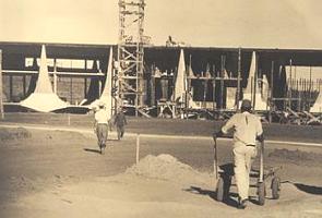 Foto mostrando a constru&ccedil;&atilde;o do Pal&aacute;cio do Planalto em Bras&iacute;lia