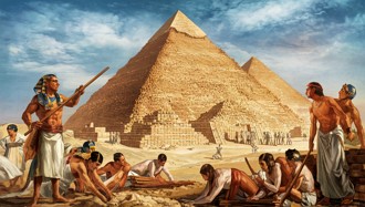 Ilustra&ccedil;&atilde;o monstrando a etapa final da constru&ccedil;&atilde;o de uma pir&acirc;mide do Antigo Egito.