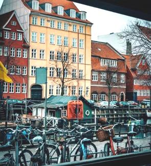 Foto de uma rua da cidade de Copenhague com várias bicicletas