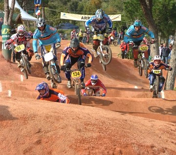 Corrida de ciclismo BMX numa pista de terra
